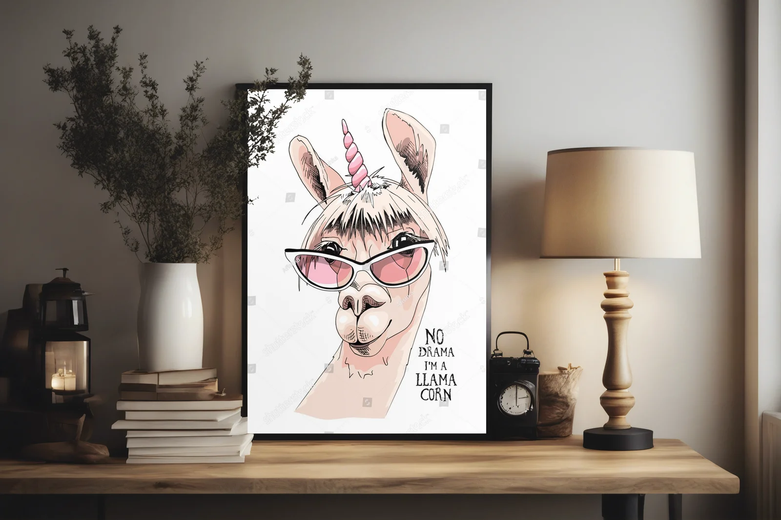Zabawna llama w różowych okularach i jednorożczym rogu