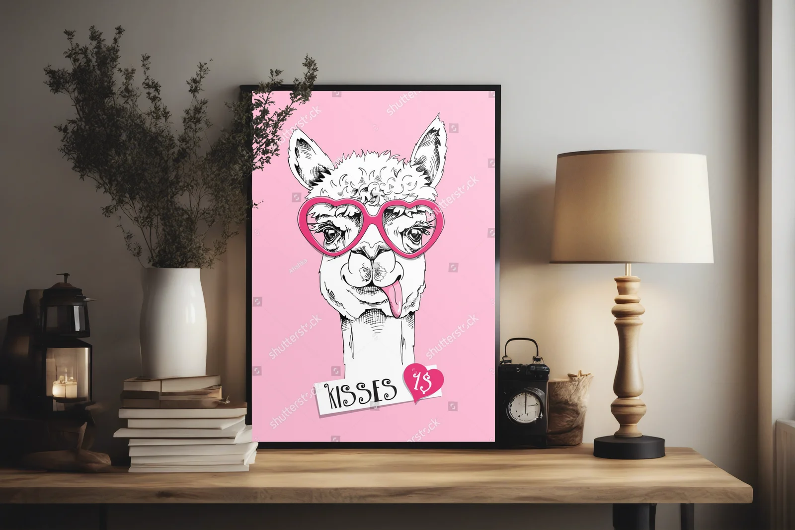 Urocza lama w różowych sercowych okularach