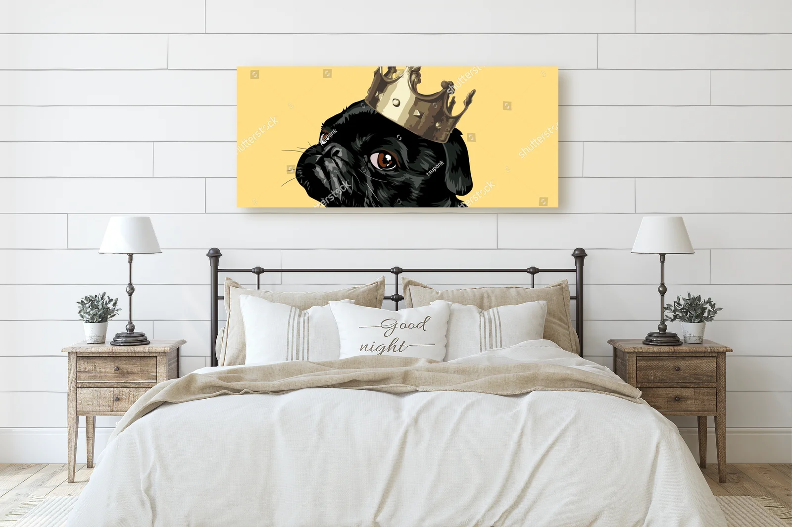 Królestwo uroku – czarny pug w złotej koronie