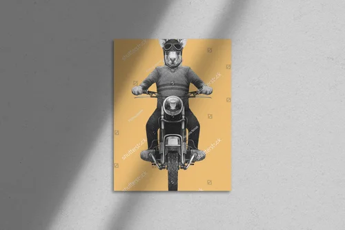 Kangur na motocyklu w miodowych odcieniach