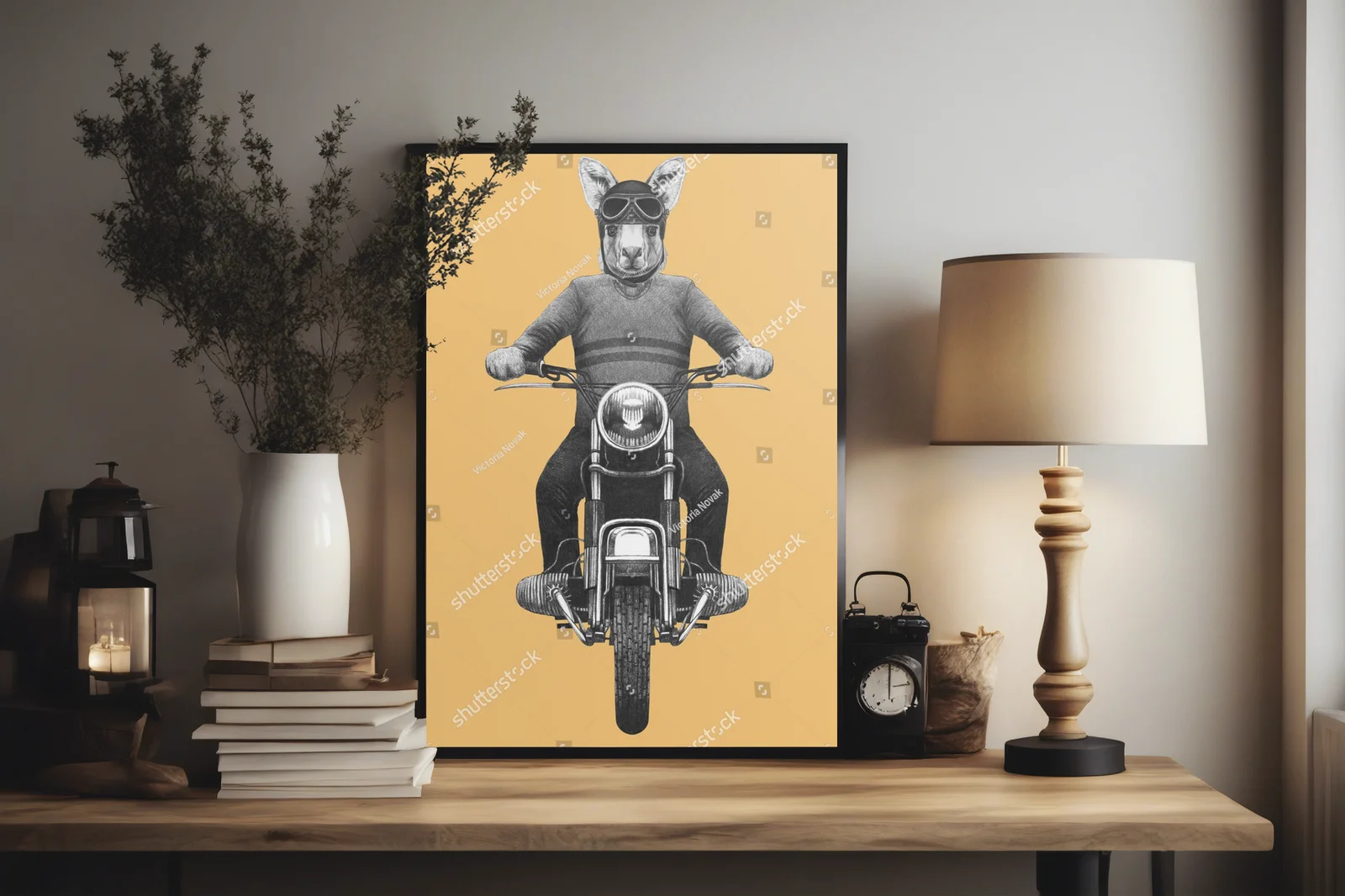 Kangur na motocyklu w miodowych odcieniach