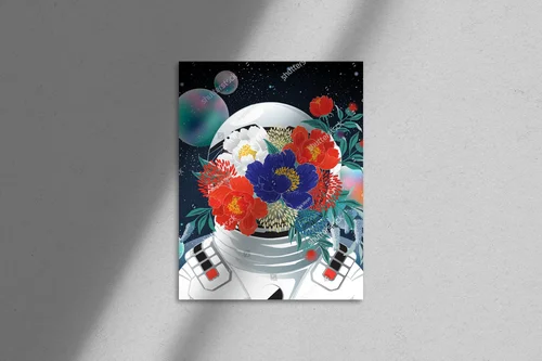 Astronautka w kwiecistej aranżacji kosmicznej