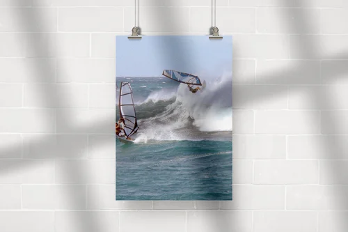 Windsurfer w powietrzu na błękitnych falach