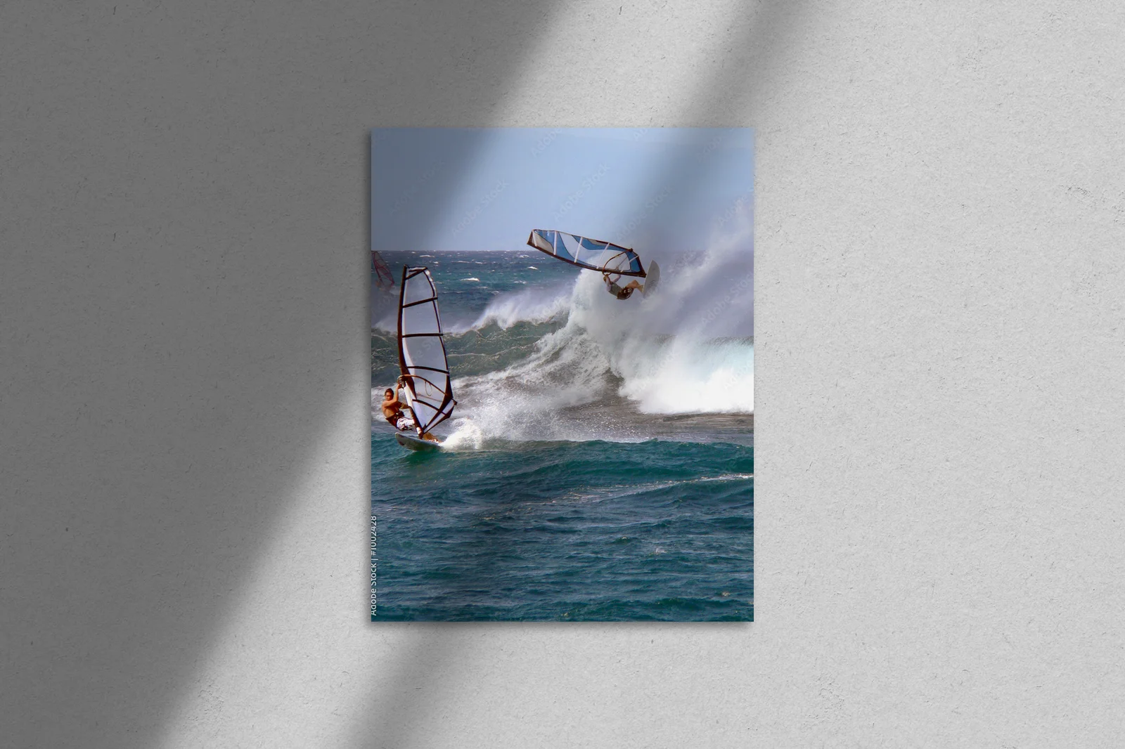 Windsurfer w powietrzu na błękitnych falach