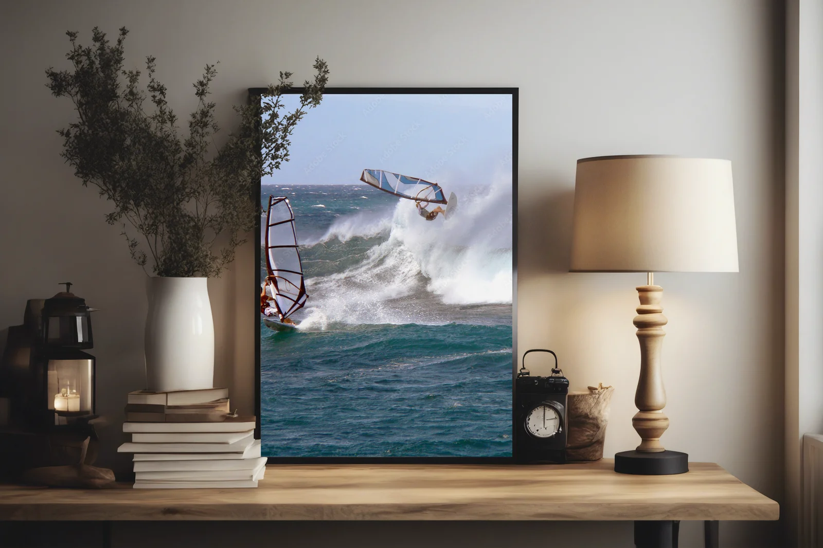 Windsurfer w powietrzu na błękitnych falach
