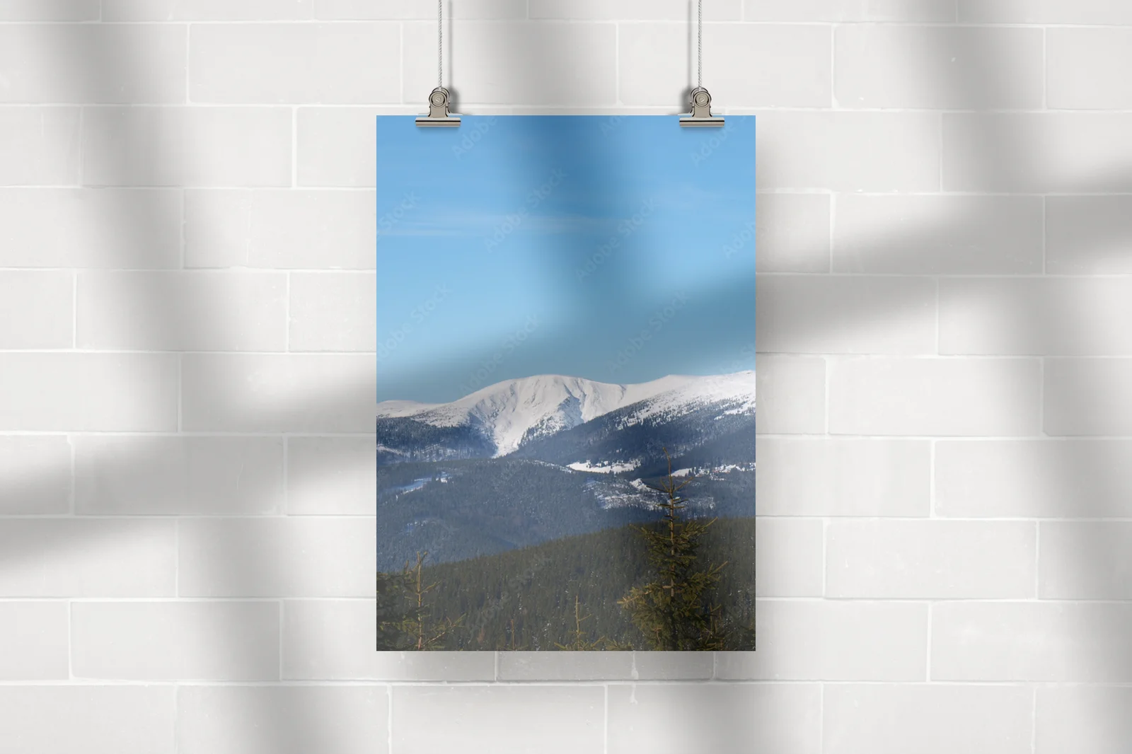Zimowa panorama Karkonoszy w błękicie