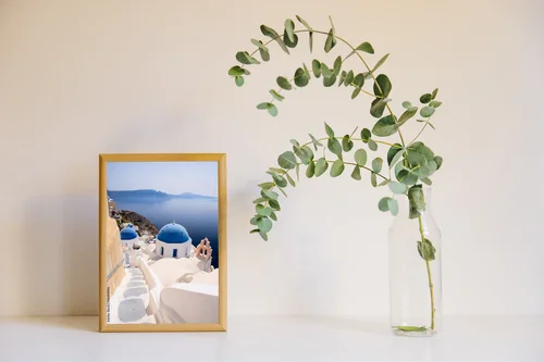 Radosne pastelowe widoki na Santorini