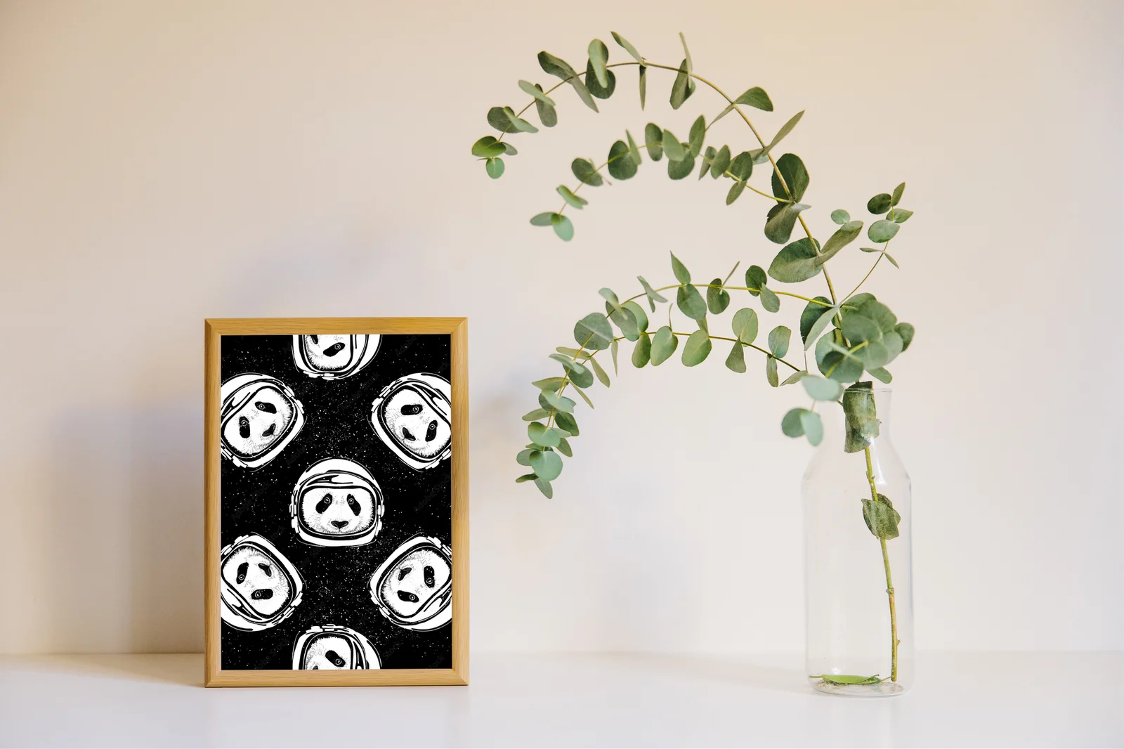 Urokliwy panda w kosmicznym hełmie