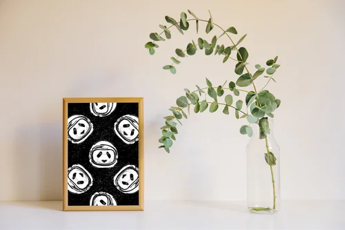 Urokliwy panda w kosmicznym hełmie
