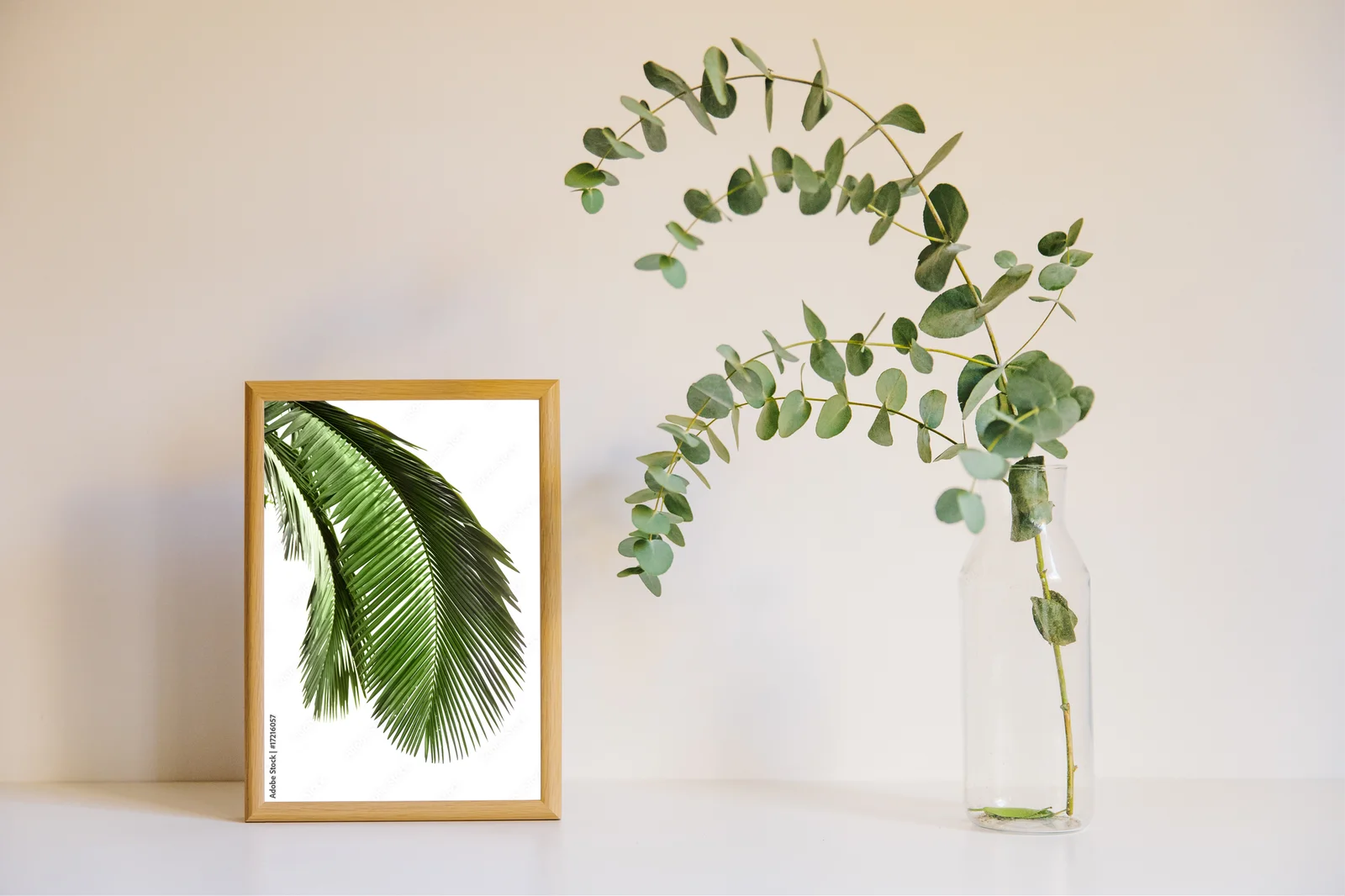 Delikatne liście palm w subtelnej bieli