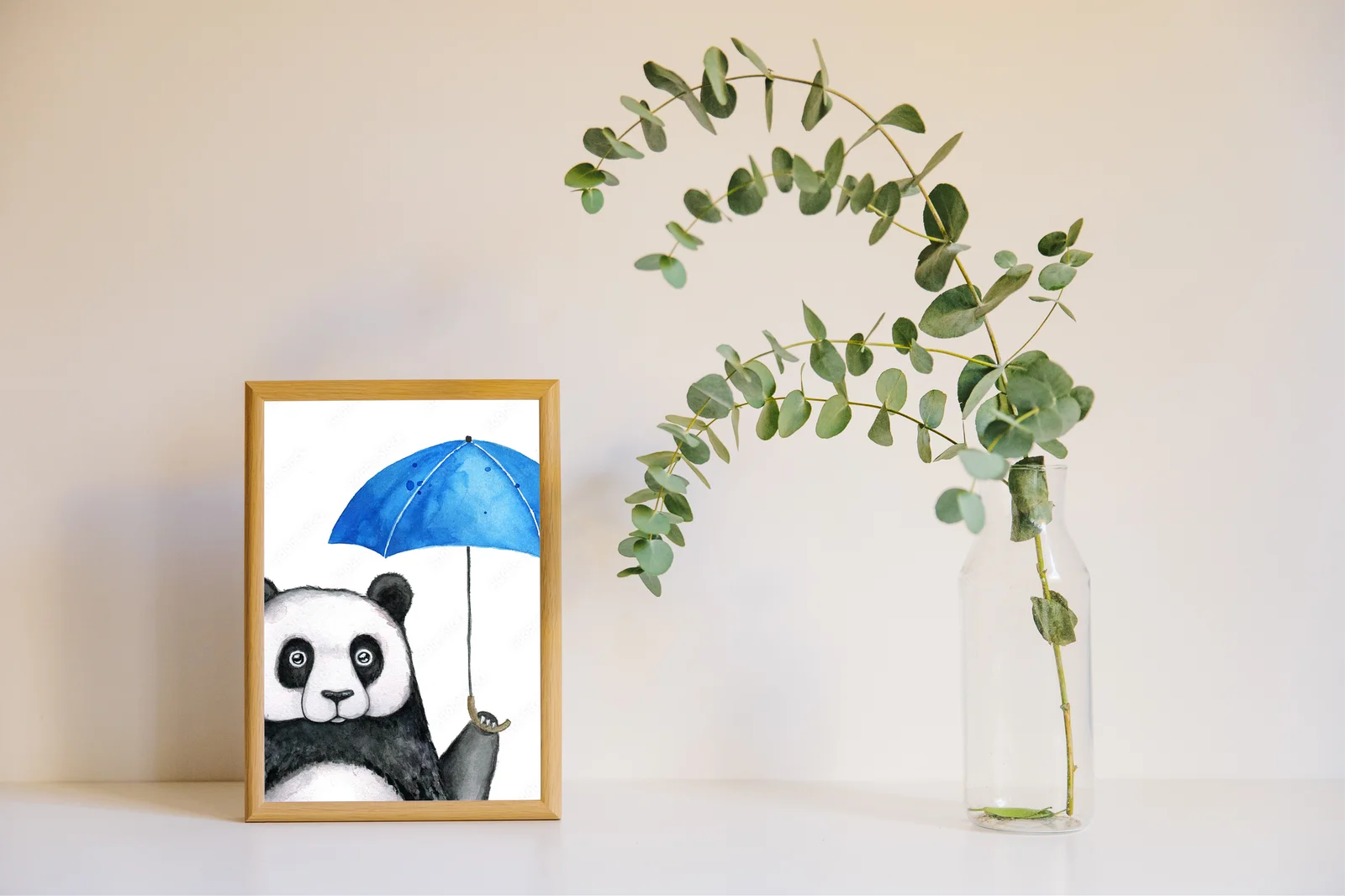 Uroczy panda pod niebieskim parasolem