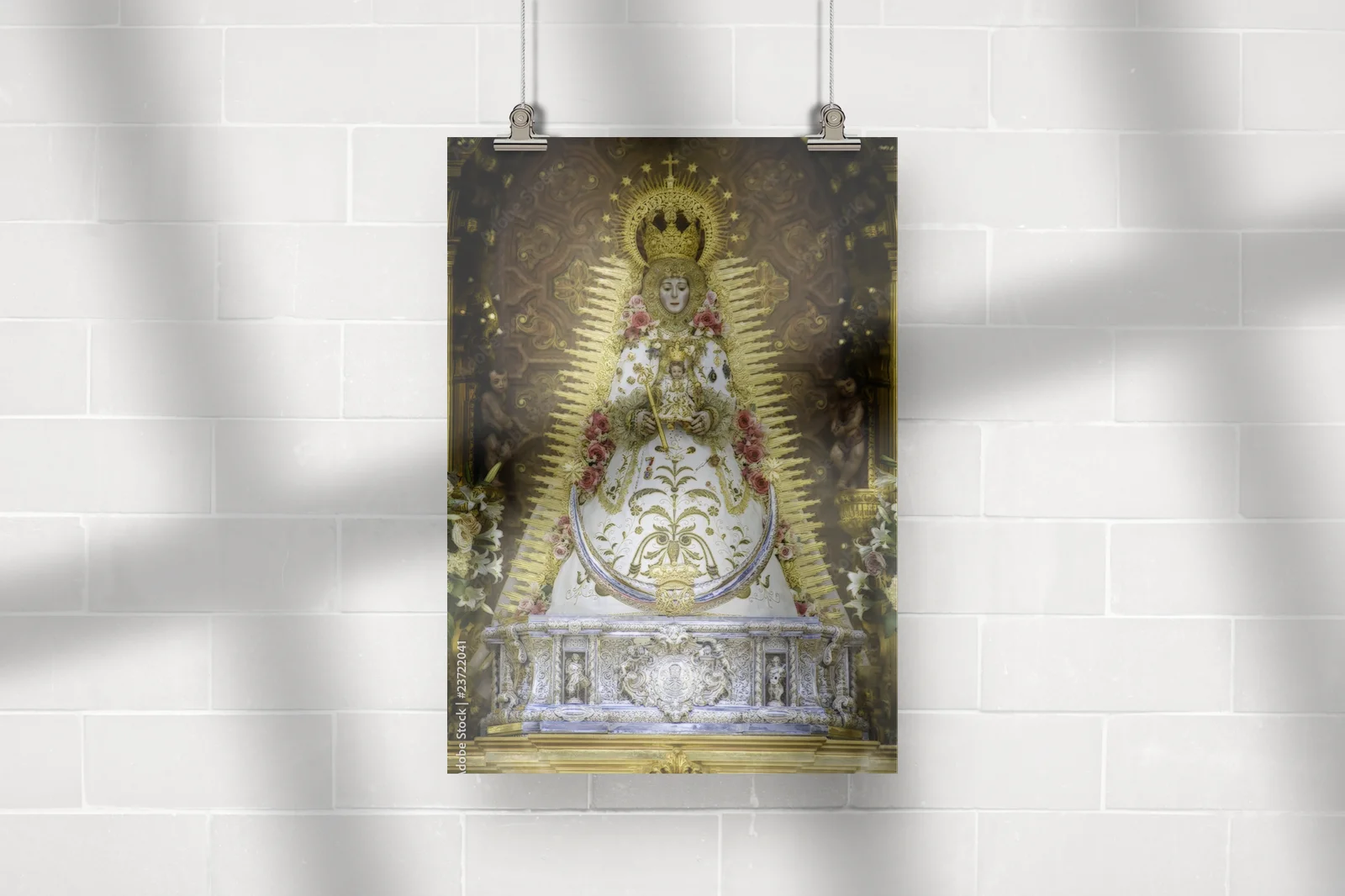 Mistyczna aura Virgen del Rocío w głębokiej czerni