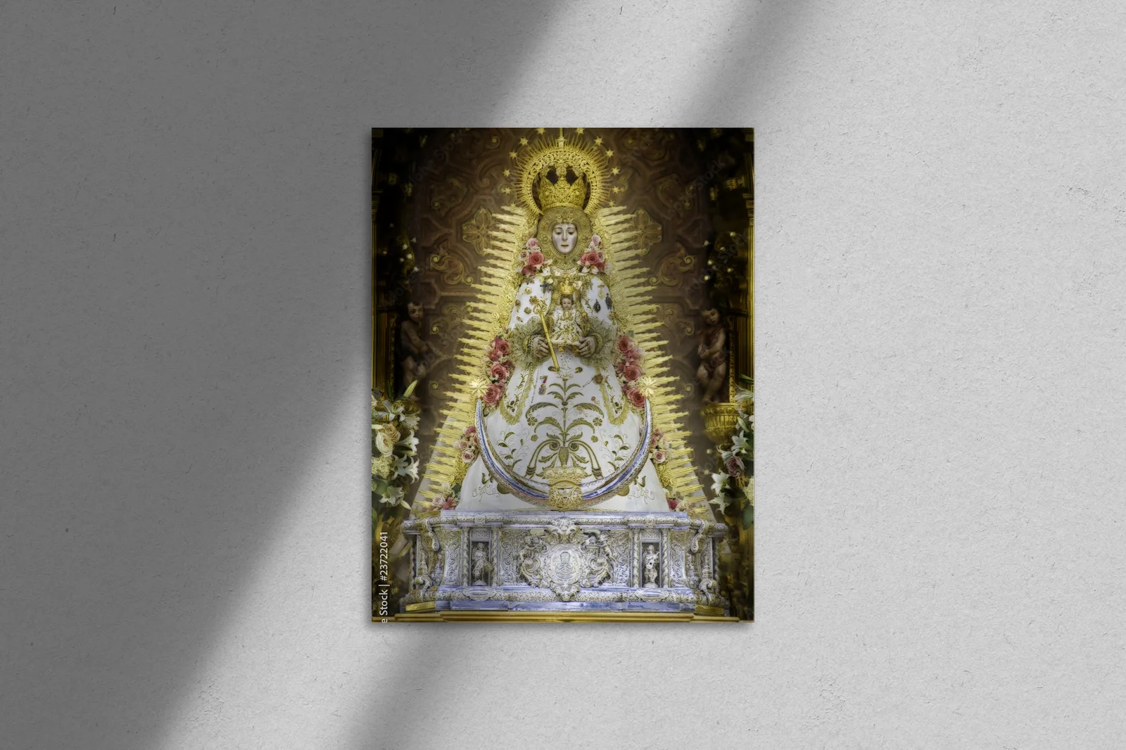 Mistyczna aura Virgen del Rocío w głębokiej czerni