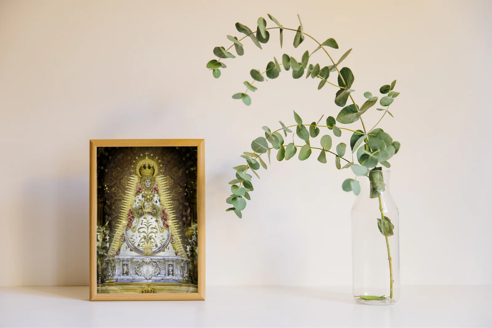 Mistyczna aura Virgen del Rocío w głębokiej czerni