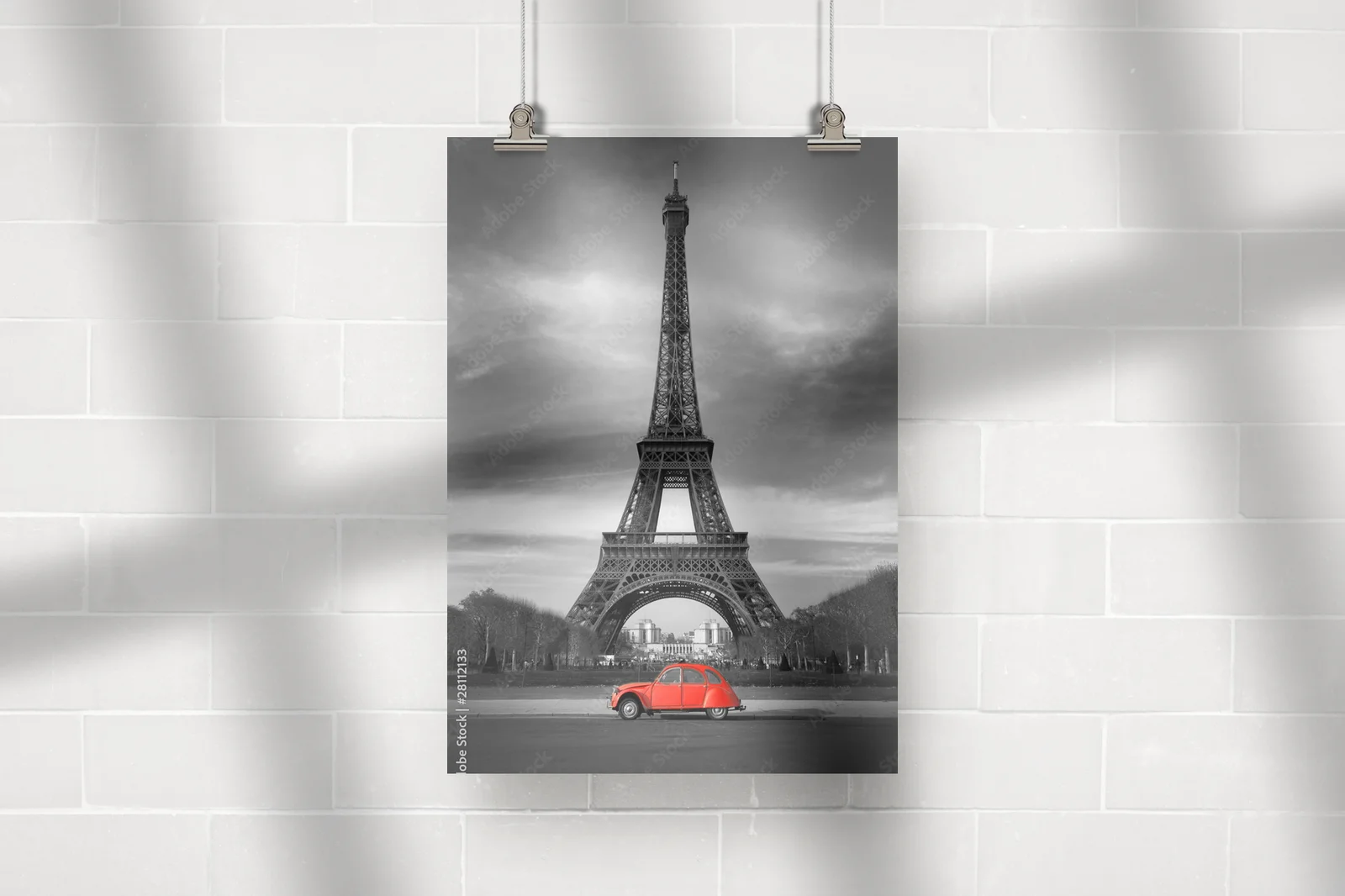 Eiffel Tower i czerwony samochód w sercu Paryża