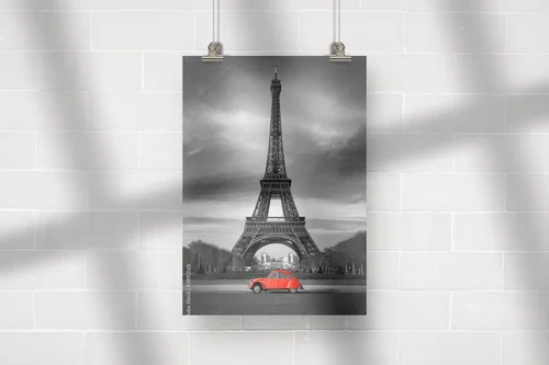 Eiffel Tower i czerwony samochód w sercu Paryża