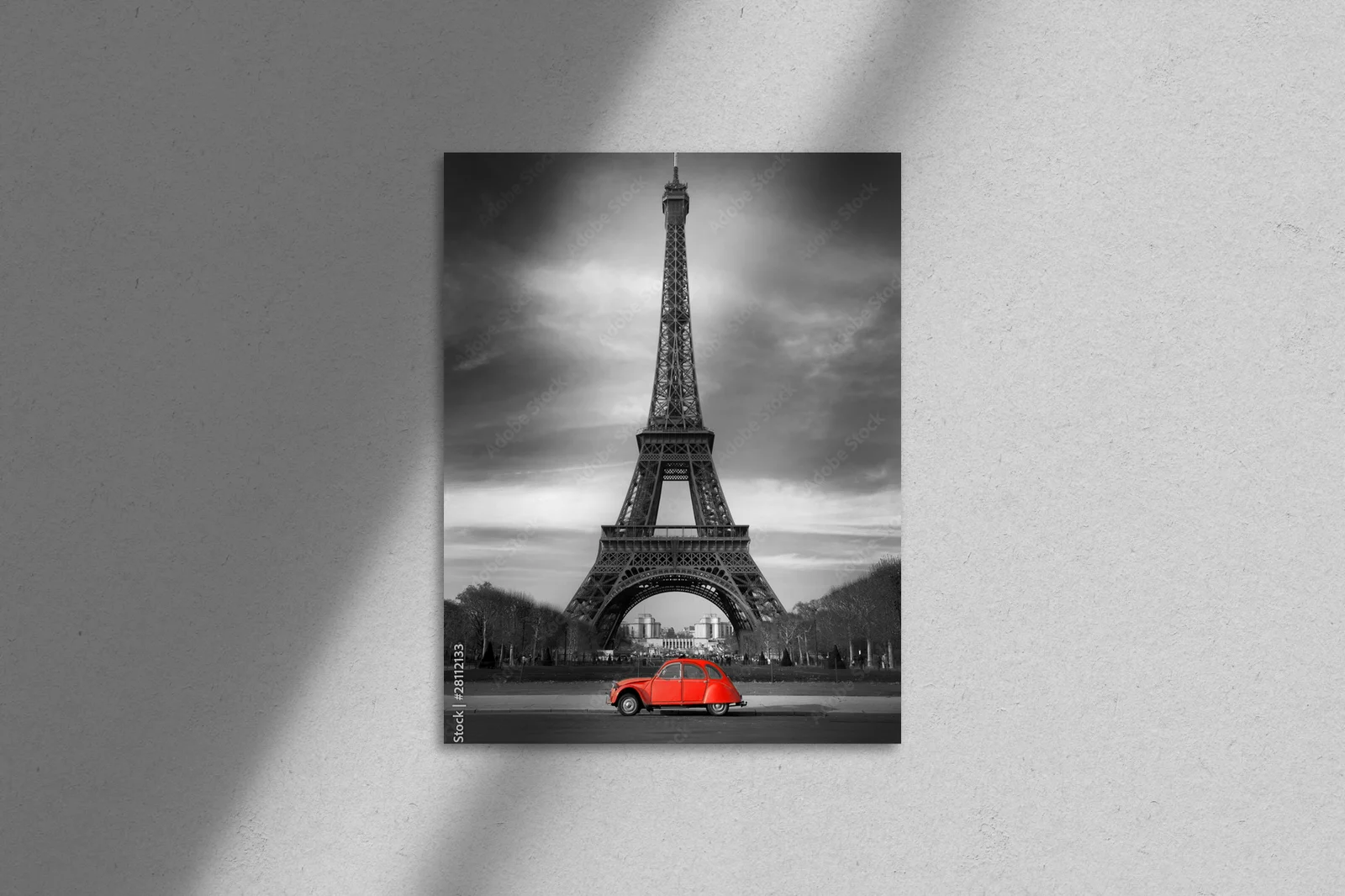 Eiffel Tower i czerwony samochód w sercu Paryża