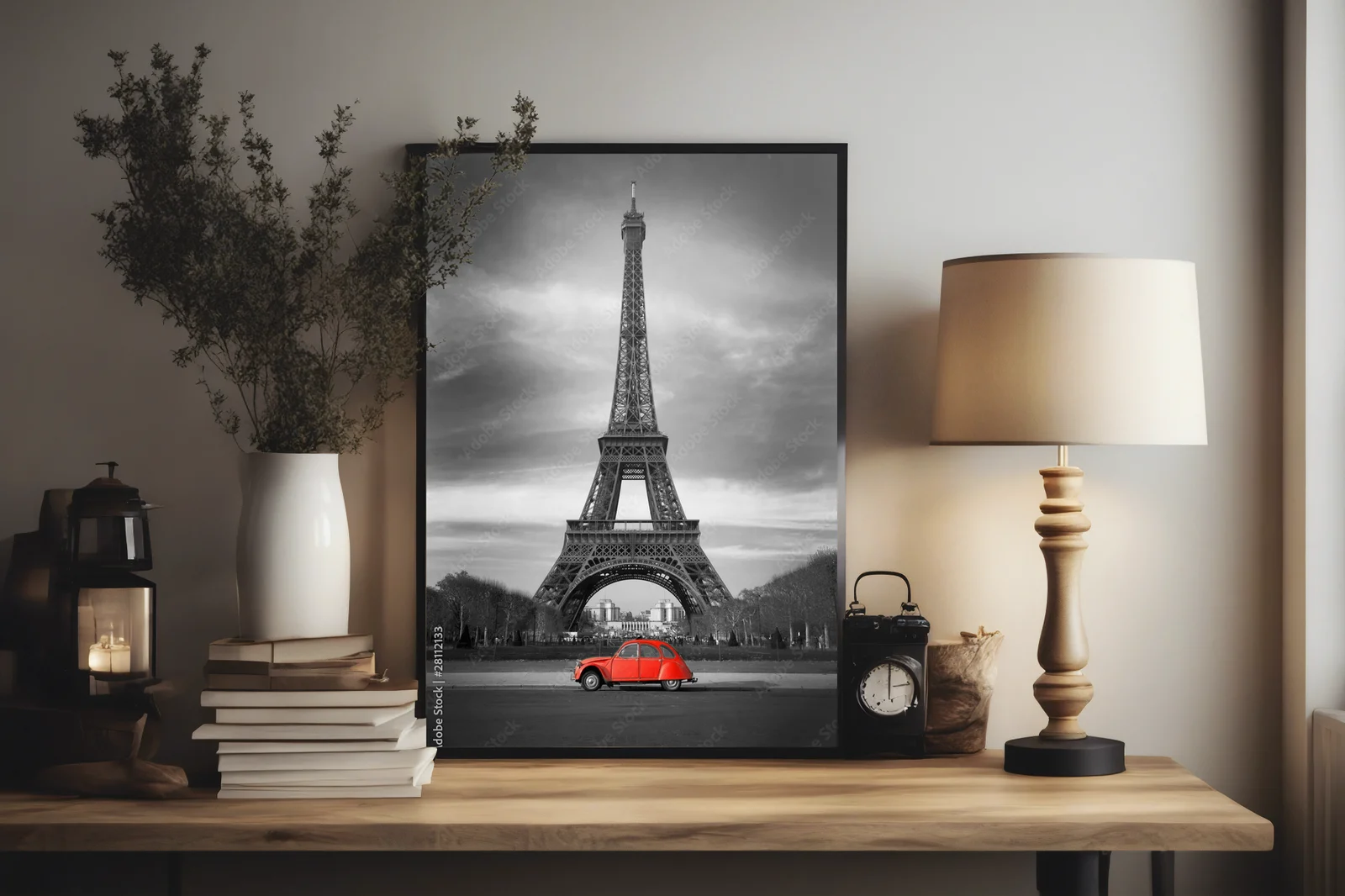 Eiffel Tower i czerwony samochód w sercu Paryża