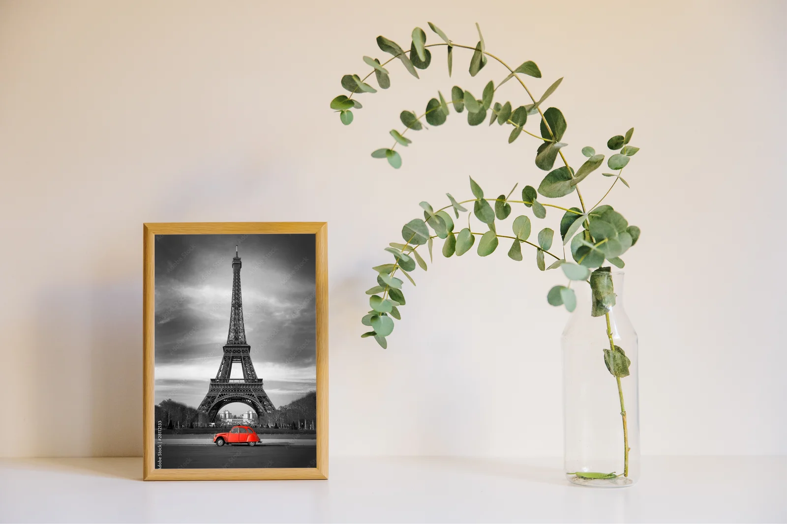 Eiffel Tower i czerwony samochód w sercu Paryża
