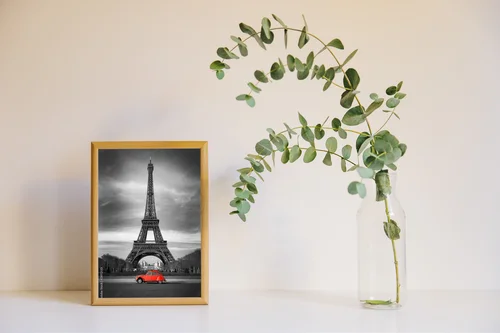 Eiffel Tower i czerwony samochód w sercu Paryża