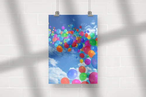 Radosne balony na błękitnym niebie