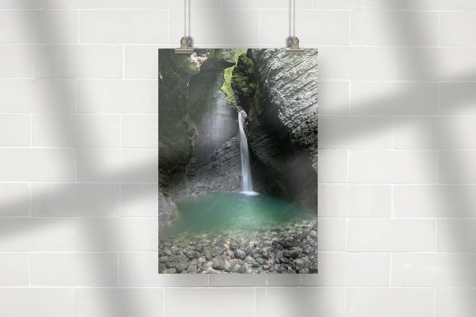 Czarujący urok Kozjak Waterfall w odcieniach czerni