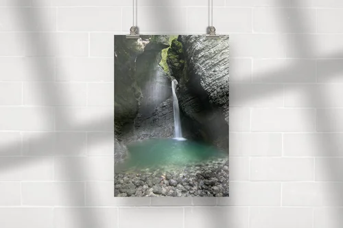 Czarujący urok Kozjak Waterfall w odcieniach czerni