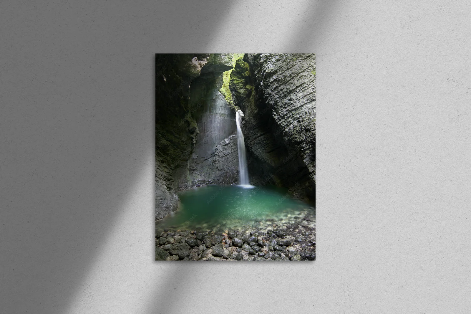 Czarujący urok Kozjak Waterfall w odcieniach czerni