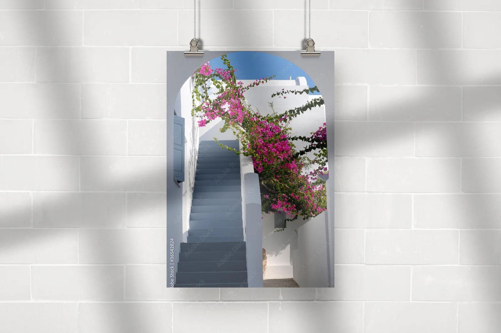Urokliwe schody z bougainvilleą w Grecji