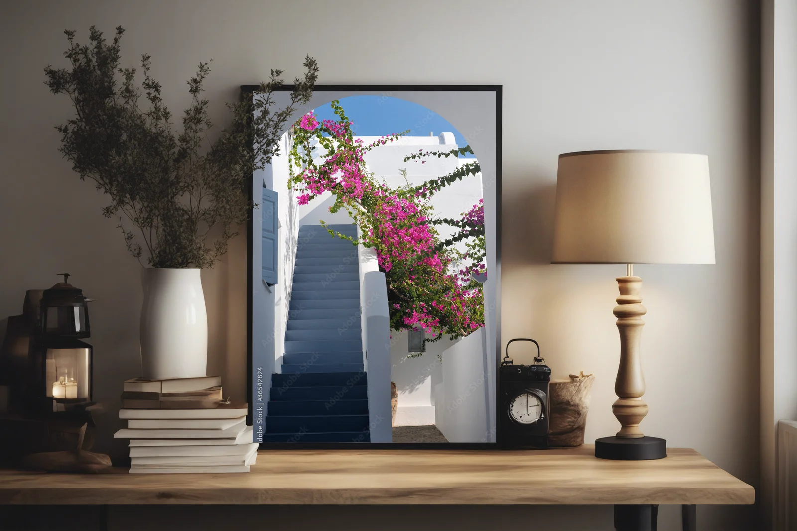 Urokliwe schody z bougainvilleą w Grecji