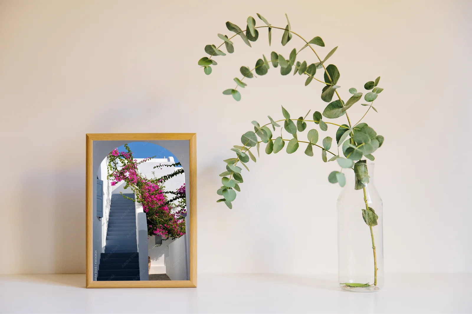Urokliwe schody z bougainvilleą w Grecji