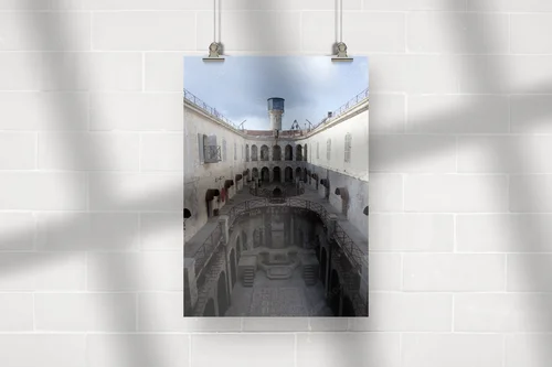 Misterne detale fortecy w głębokiej czerni