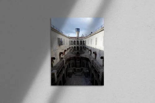 Misterne detale fortecy w głębokiej czerni