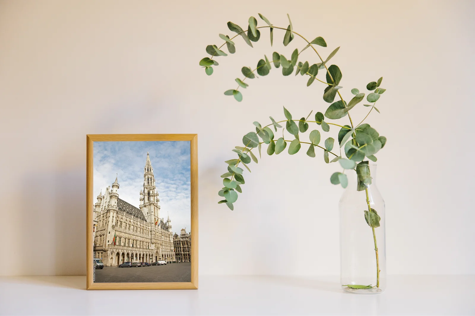 Elegancka architektura Brukseli w stonowanej szarości