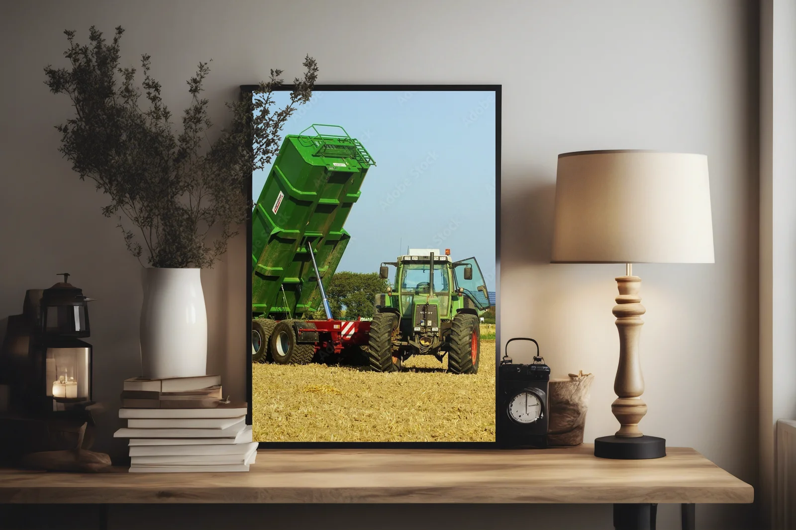 Urok wsi: Traktor na tle letnich pól
