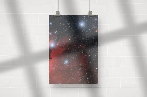 Kosmiczne piękno nocnego nieba w odcieniach szarości