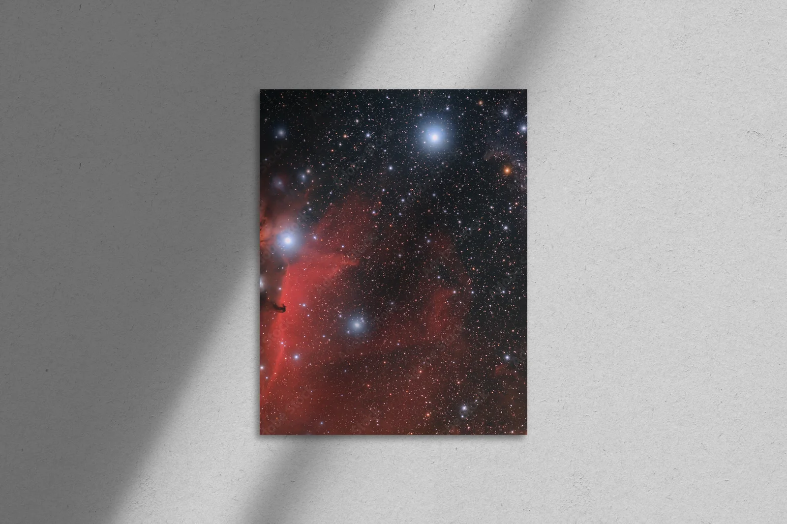Kosmiczne piękno nocnego nieba w odcieniach szarości
