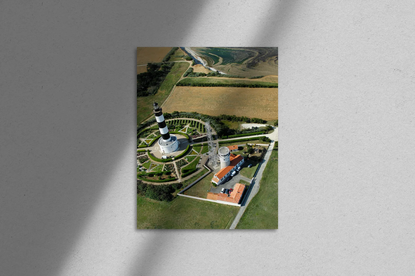 Aerialna elegancja latarni na wyspie Chassiron