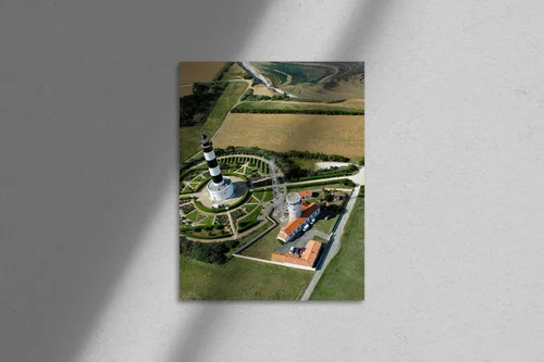 Aerialna elegancja latarni na wyspie Chassiron