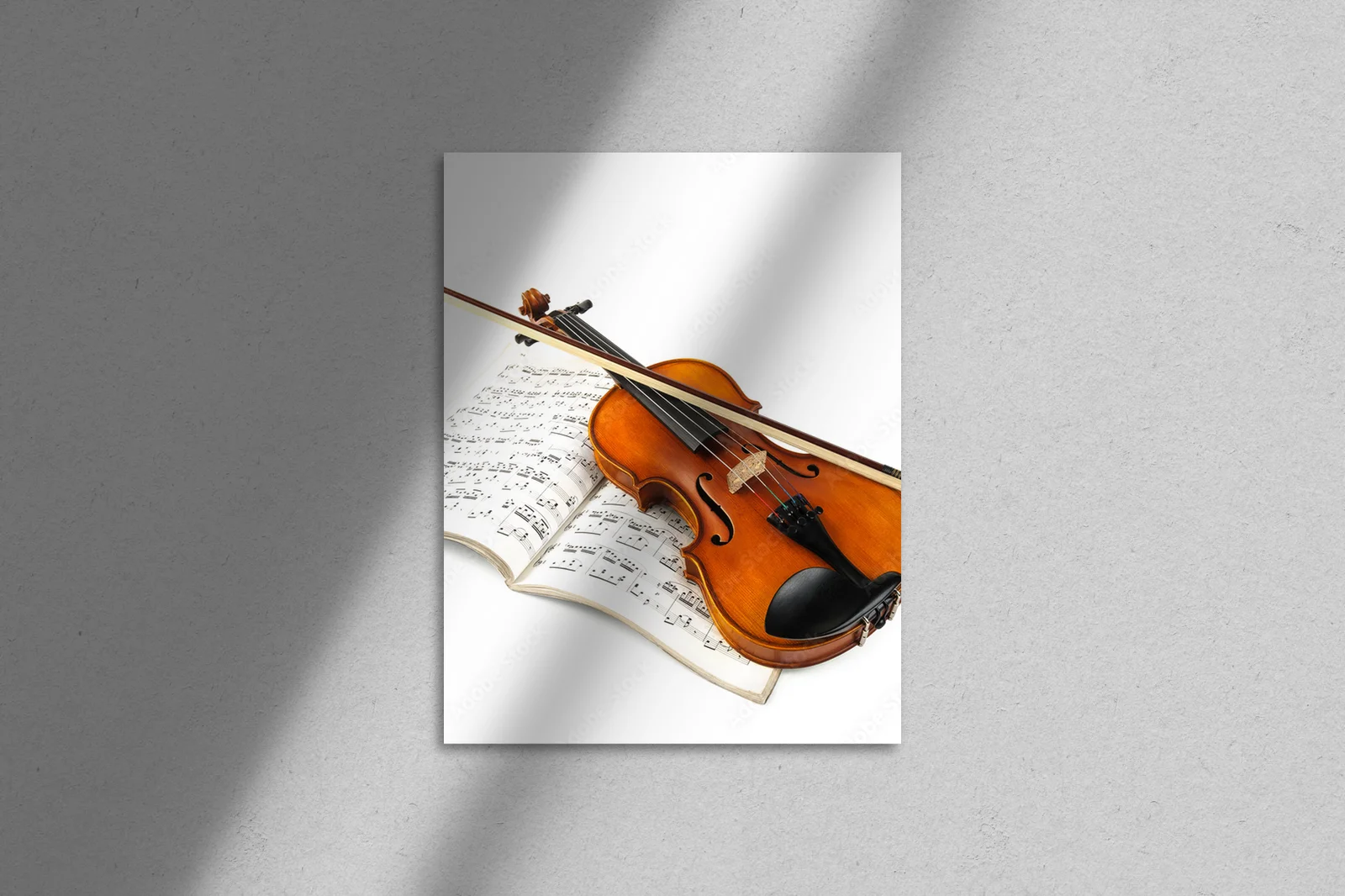 Harmonia klasycznego instrumentu w białej aranżacji