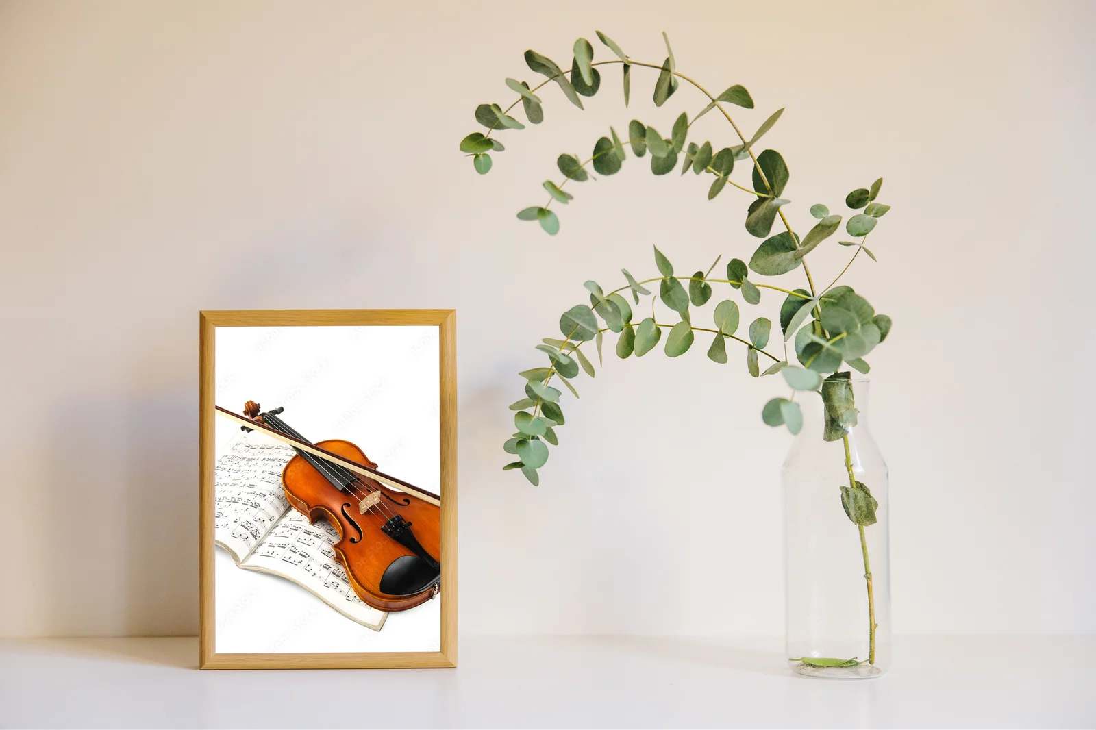 Harmonia klasycznego instrumentu w białej aranżacji