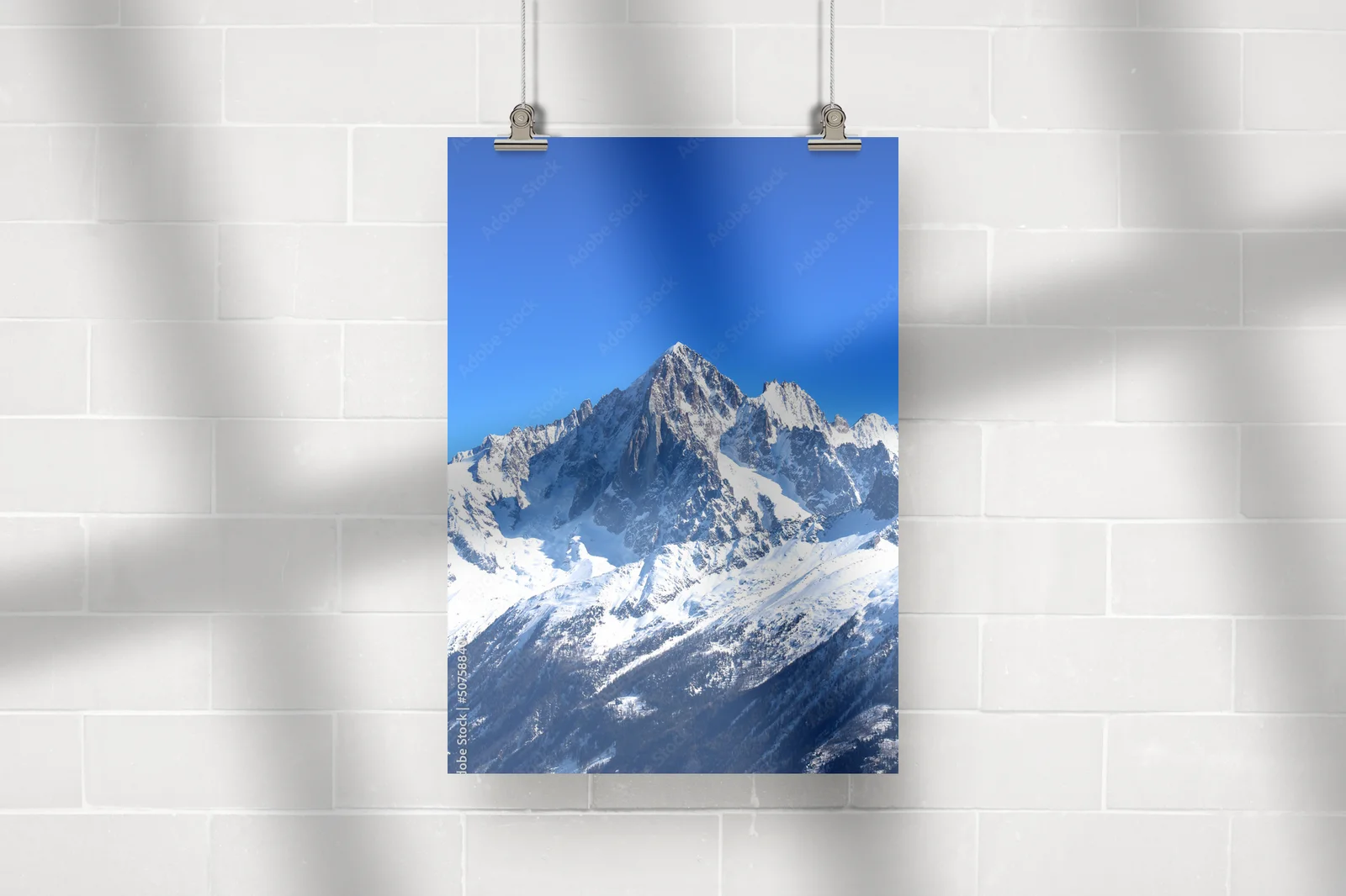 Zjawiskowy krajobraz Mont Blanc w białej tonacji