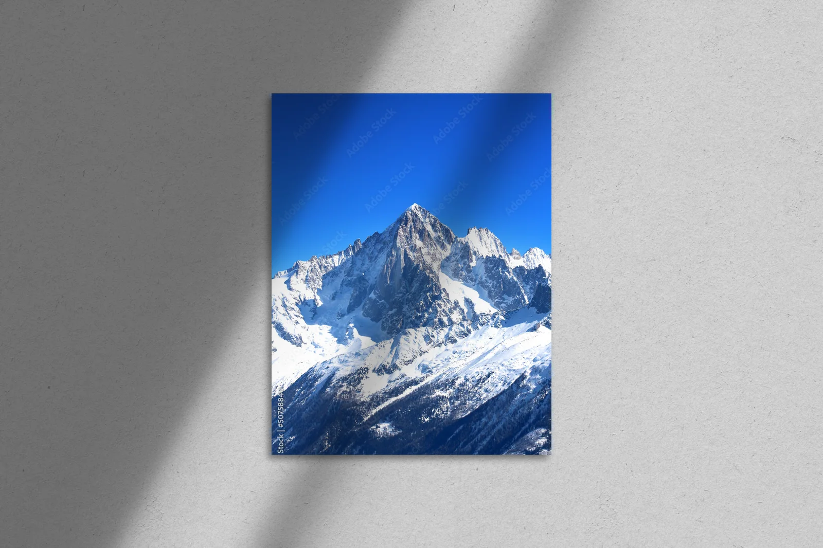 Zjawiskowy krajobraz Mont Blanc w białej tonacji