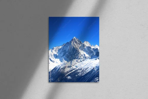 Zjawiskowy krajobraz Mont Blanc w białej tonacji