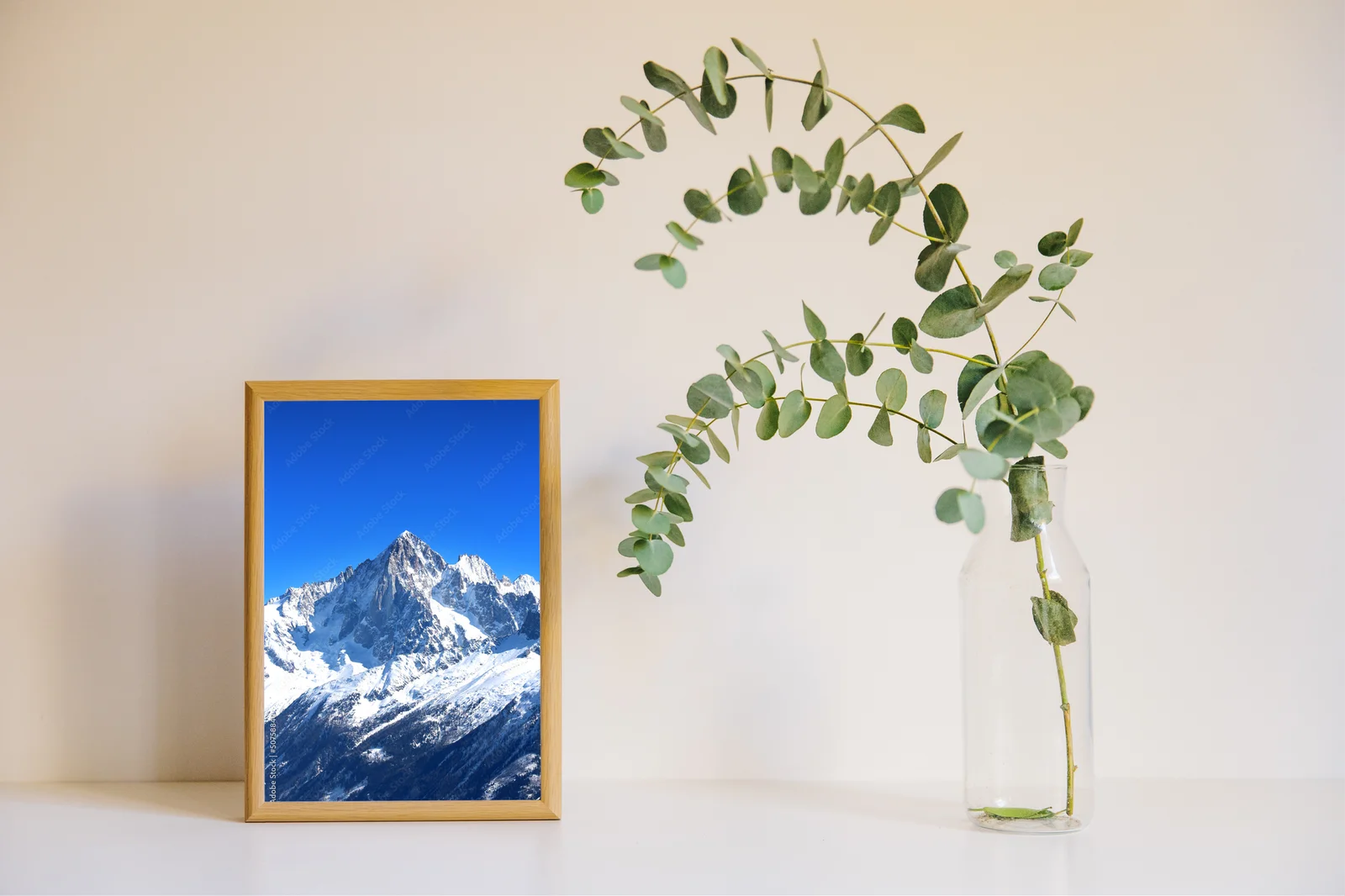 Zjawiskowy krajobraz Mont Blanc w białej tonacji
