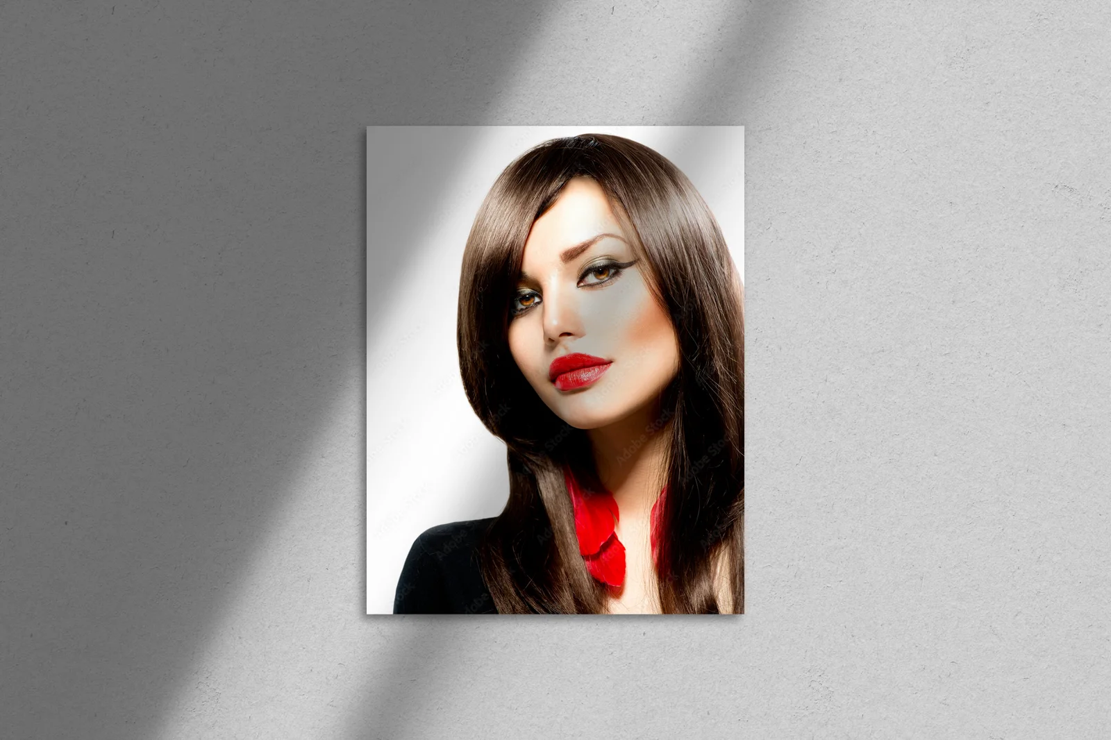 Stylowy portret kobiety w eleganckiej bieli