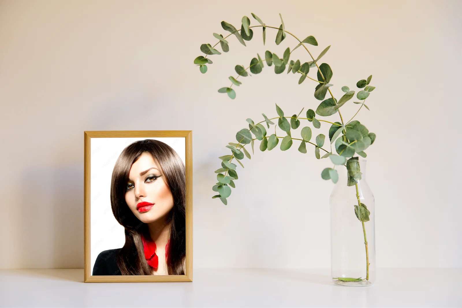 Stylowy portret kobiety w eleganckiej bieli
