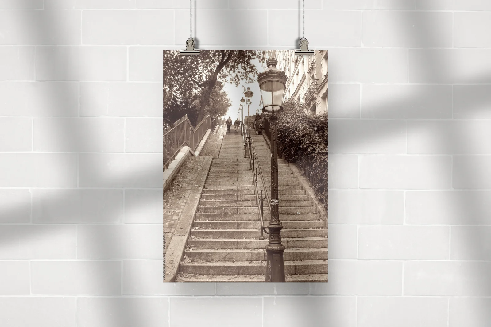 Magicznym świtem Montmartre w zimowej scenerii