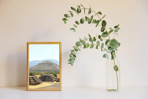 Teotihuacan: Mistyczna Historia w Sky Blue