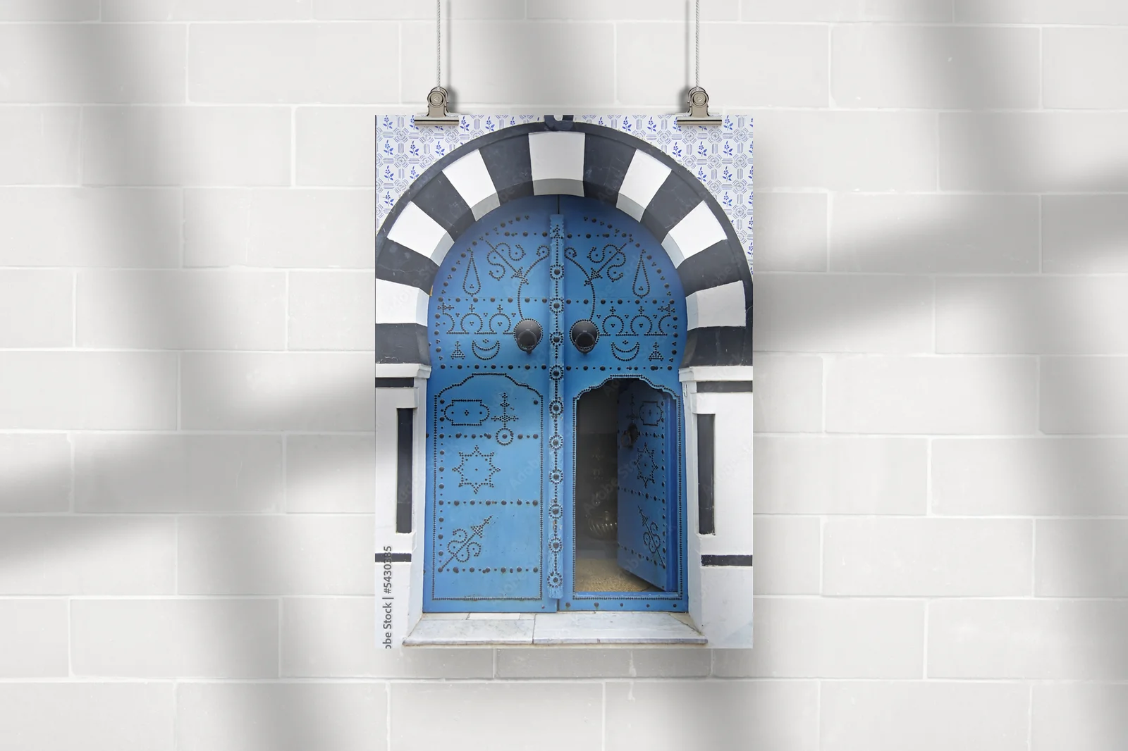 Niebiańska błękitna brama w urokliwym Sidi Bou Saïd
